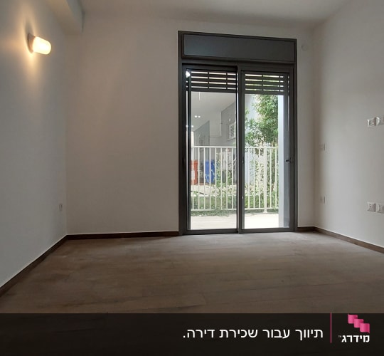 חדר ריק עם רצפת עץ ודלת זכוכית למרפסת
